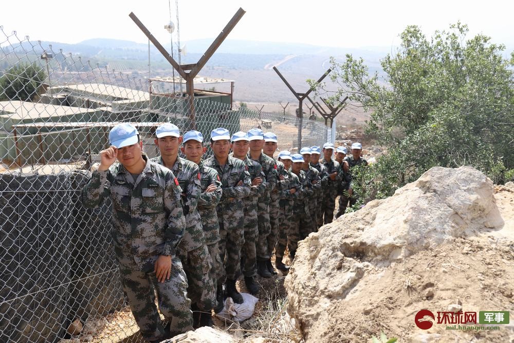 在黎以边境"蓝线"附近的尼泊尔营,修筑防御围墙的中国维和官兵合影.