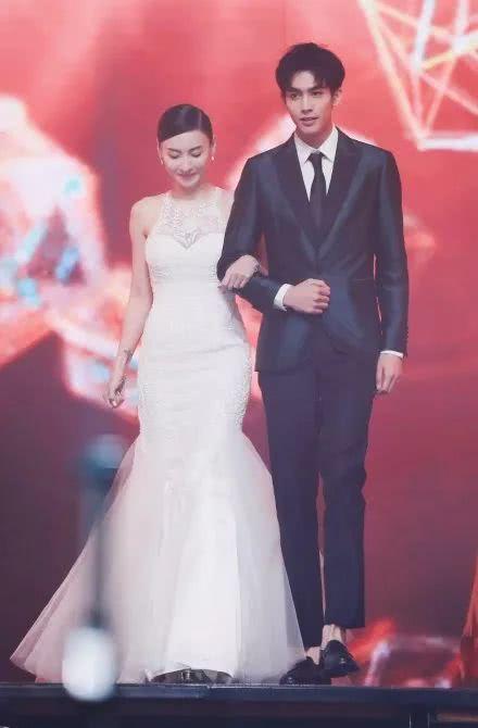 张柏芝穿婚纱为他整理领带感动网友时隔12年再穿婚纱依旧美