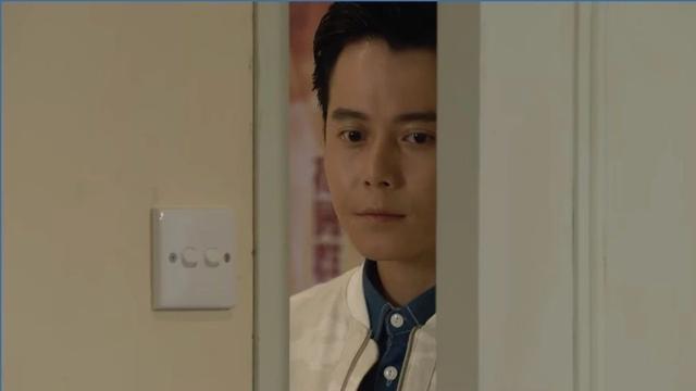 神经兮兮的傻强是丑角，经常制造笑话。现实的阿森，同样是朋友圈中的搞笑分子。