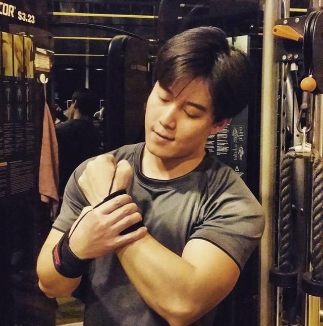 阿森说自己其实是混血儿——香港加潮州的混血儿。