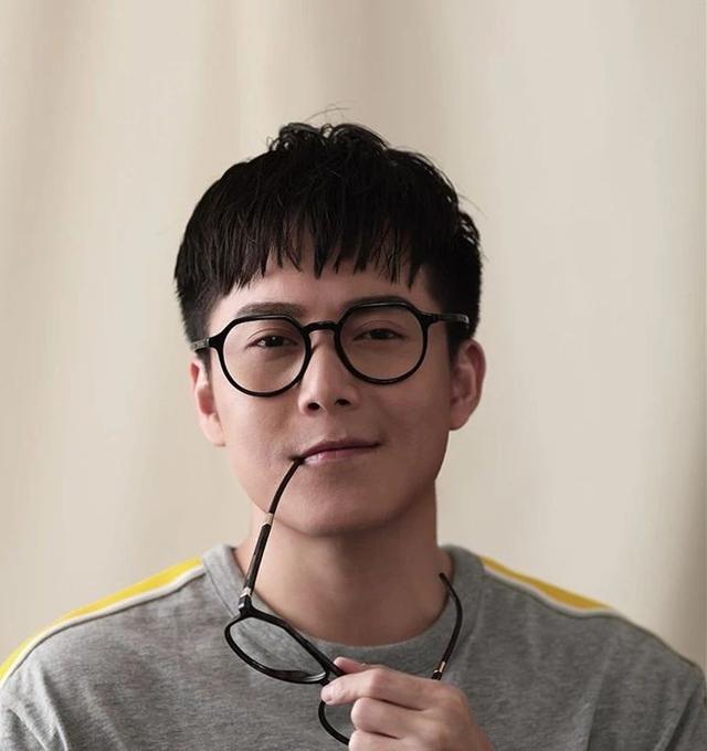 阿森的童年经历，令他深明「贫贱夫妻百事哀」的道理。