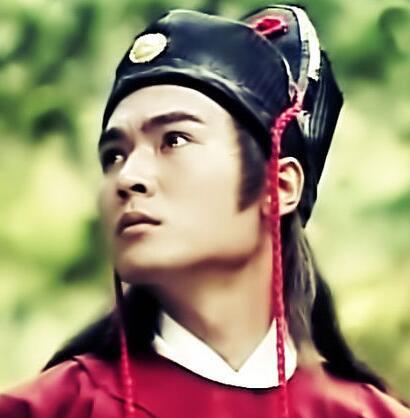 第二名，郑少秋。最花心展昭，非他莫属。虽然很帅气，但是扮相什么的都有点浮夸，喜剧色彩浓郁。