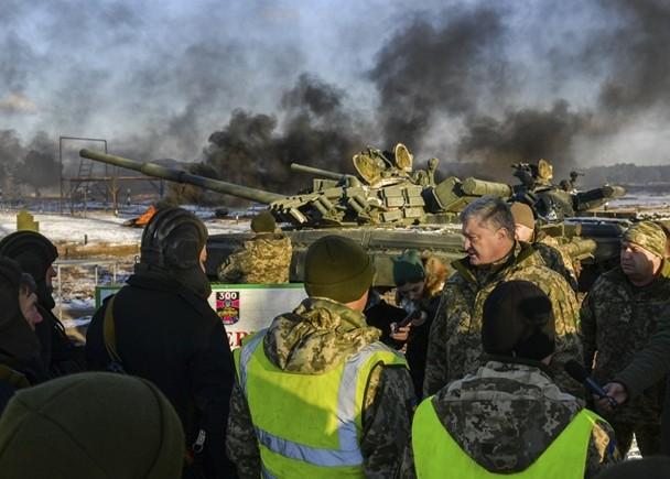 乌克兰总统波罗申科视察部队(图：美联社)