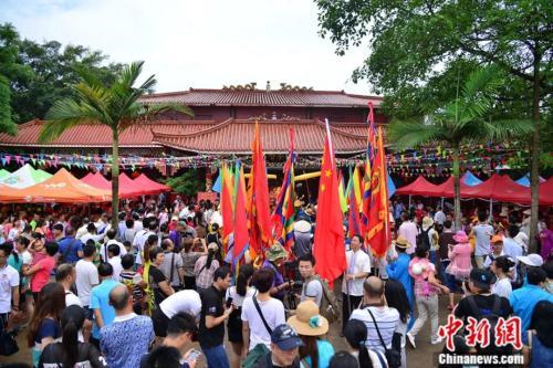 京族传统“哈节”吸引大批游客前来体验。