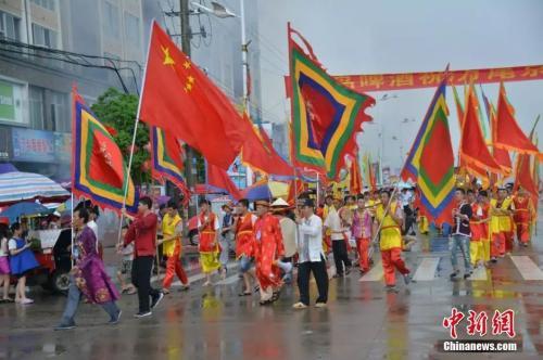 京族民众庆祝传统节日“哈节”。李敏军 摄