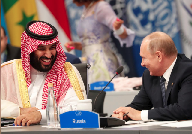 普京与沙特王储穆罕默德一起开心大笑。(路透社)