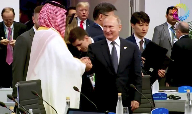 普京在G20峰会上与沙特阿拉伯王储握手。(路透社)