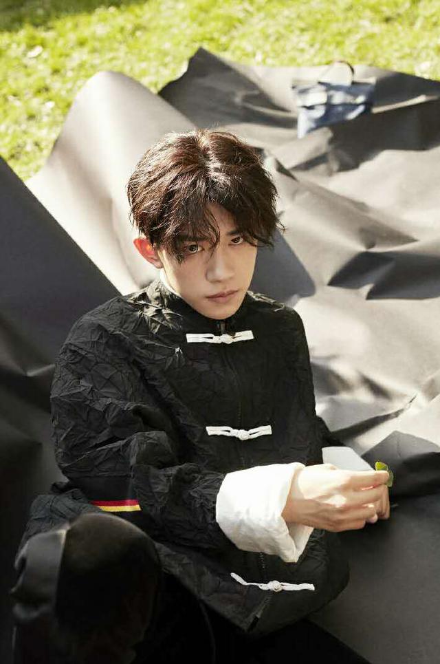 易烊千玺民国风外套卷袖法显老成卫衣也能稳中有静