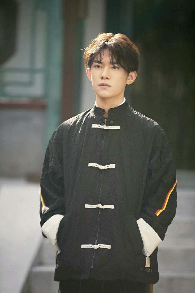 易烊千玺民国风外套卷袖法显老成,卫衣也能稳中有静
