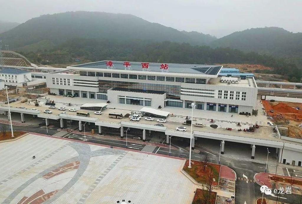 漳平西站站房面积9989平方米,体现漳平的历史感与现代感,整个建筑给人