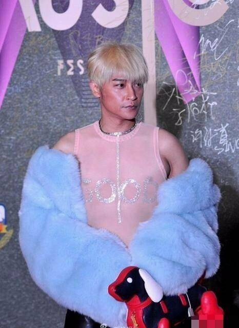 改良京剧的造型，虽然出人意料但还能让人接受。不过露出一只胳膊，这是借鉴了藏袍的设计吗？。