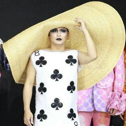 还有这个海军风的造型，衣服是红配绿，果然也是丑得哭，真的是完全颠覆人们对海军风的理解了。