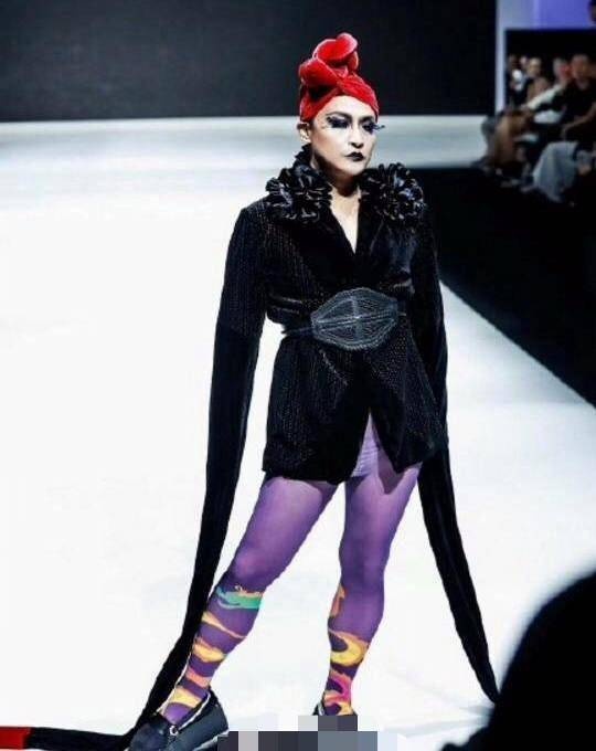 这个造型恐怕是陈志朋在打牌时想出来的吧！不过这个超大帽子，真的能戴出去吗？