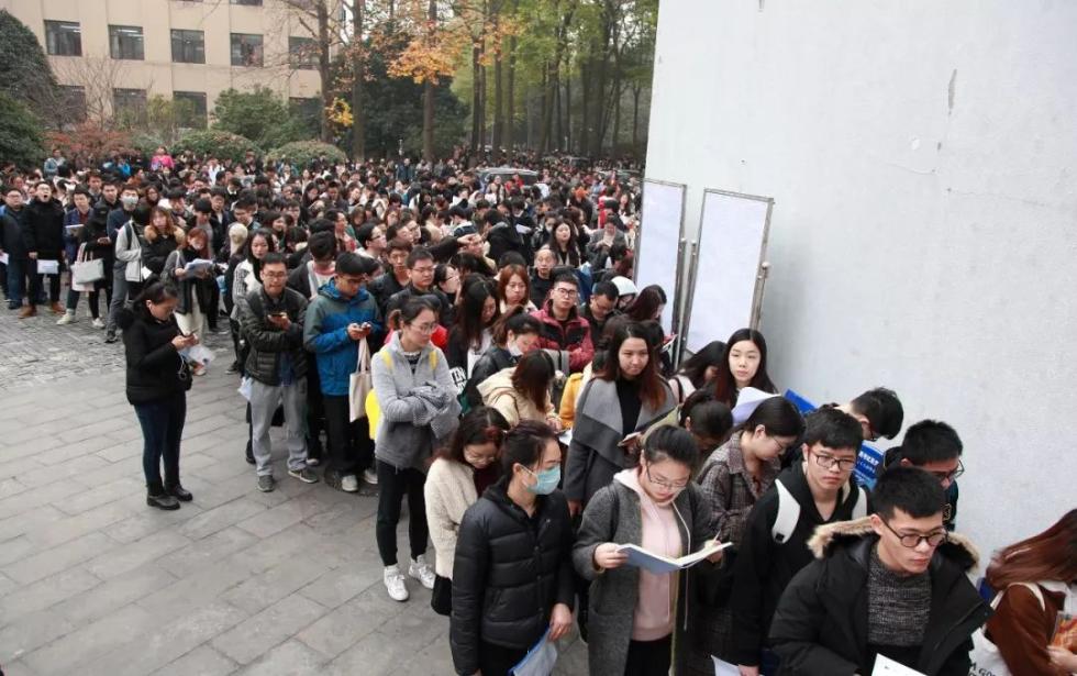 △2日，考生们在南京林业大学考点等候进入考场（图自视觉中国）