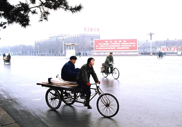 1973年中国真实老照片：图为北京大街行人。