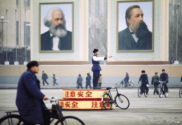 1973年中国真实老照片：图为北京大街行人。