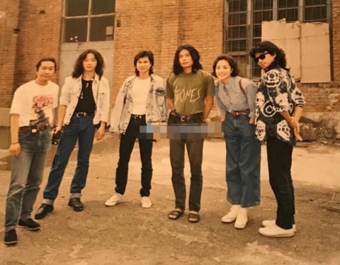 窦唯当年也是走在潮流尖端的人，可能洋气过了就不在乎了吧，当年的男神成了仙儿或是入了魔。