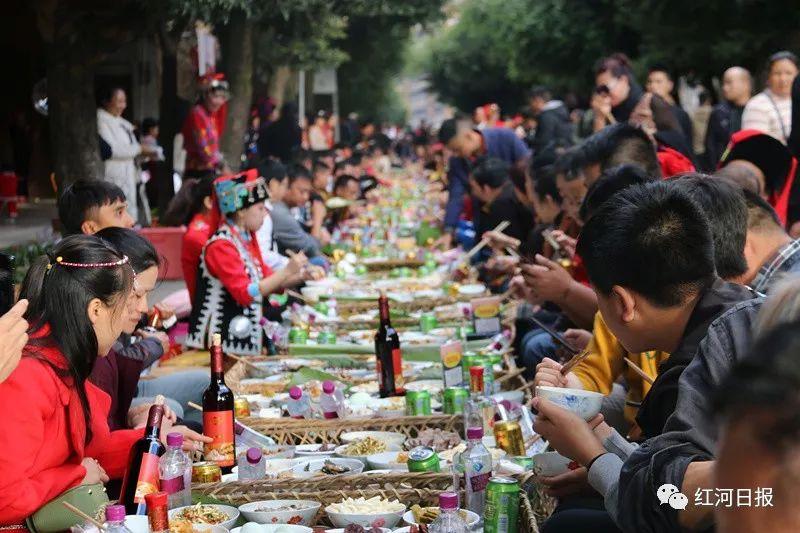 绿春长街宴已经够hi了,更劲爆的是,这里又多一项上海大世界基尼斯纪录