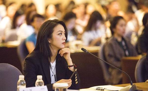 汤唯美的虽然不惊艳,但是气质很好,而且特别耐看,越看越觉得她很有魅力!