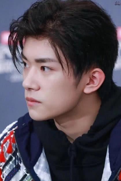 其实千玺尝试过的发型还是挺多的,俊俏的脸庞,360度无死角。