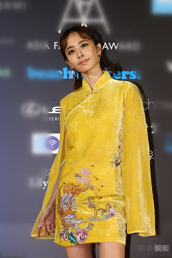 蔡依林穿旗袍秀美腿叉腰摆拍巨星范十足