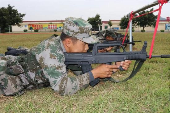 解放军新兵射击训练换新标靶尺寸比原来小一半