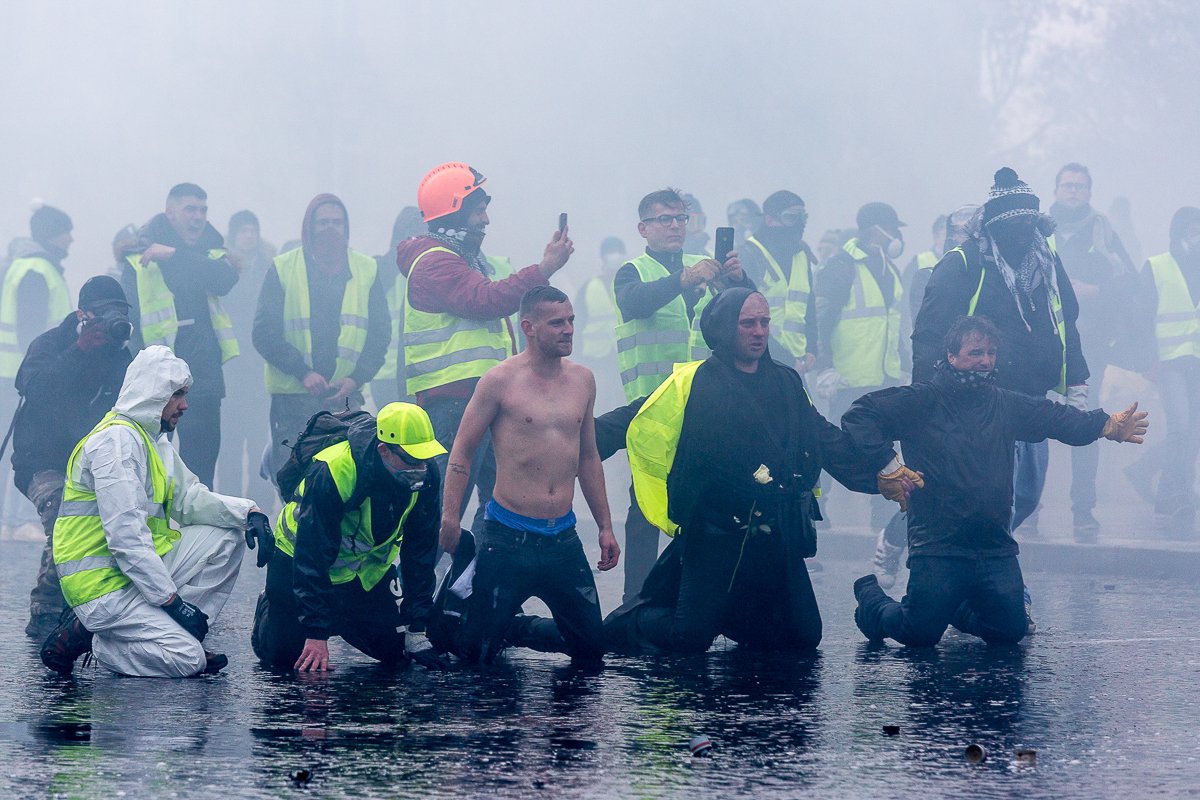 法国“黄马甲”抗议活动持续
