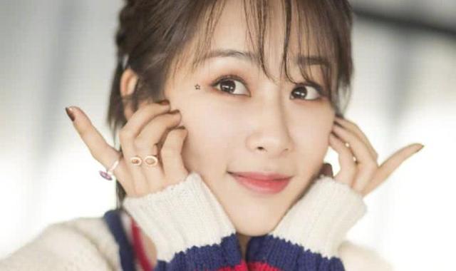 在今年暑假热播的《香蜜》中,让她成功甩掉了小雪这个角色标签,并且还参与了两年一度的金鹰奖。