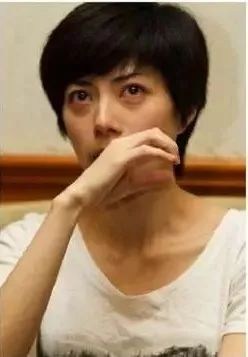 甚至一度落魄到去律师所当免费的助理，自学法律知识来解决这场官司纠纷。