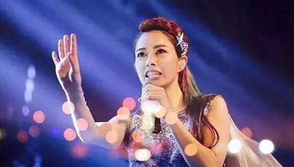 20年过去了，褪去了“平民天后”光环的徐怀钰，带给我们更多的是那种历经沧桑后的云淡风轻。