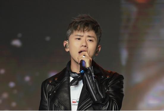 张杰的歌声动听,吸引了很多粉丝,平时银幕里的形象虽说不是特别帅,但也算是清秀大方了。