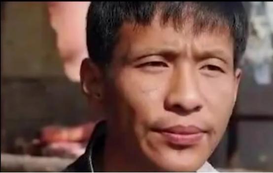 卸妆后的小宝和舞台上的样子差不多，甚至还清秀了一些。难道他平时是故意用黑粉打底了？