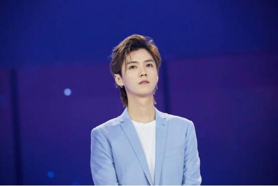 鹿晗现在依旧是妥妥的流量小生一枚。长相非常清秀,再加上有跳舞唱歌的加持,简直帅到爆炸!