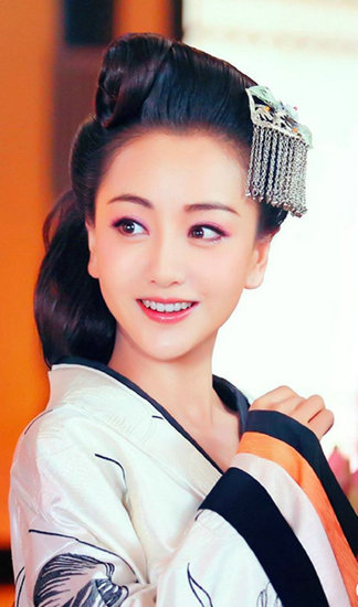杨蓉的官方身高是161cm，她很适合演古装戏，感觉她的脸蛋就是为古装而生的。