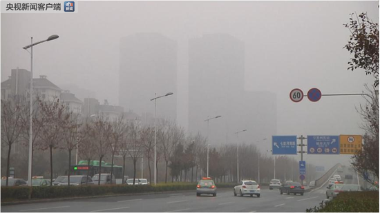 高速交警提示,雾天行车应注意保持车距,合理使用灯光。遇到能见度较低的团雾,应就近下站等待。