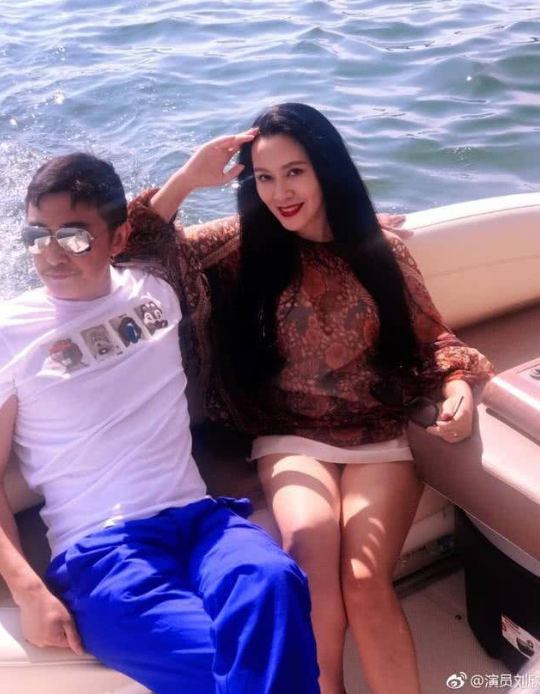 如今夫妻俩人低调了13年仍十分的恩爱，妻子是越来越美，而邵峰却中年发福成大叔了。