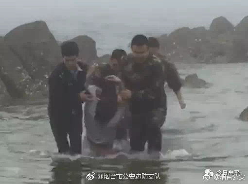 女子与丈夫吵架跳海轻生 警民联手雾海救人 1908