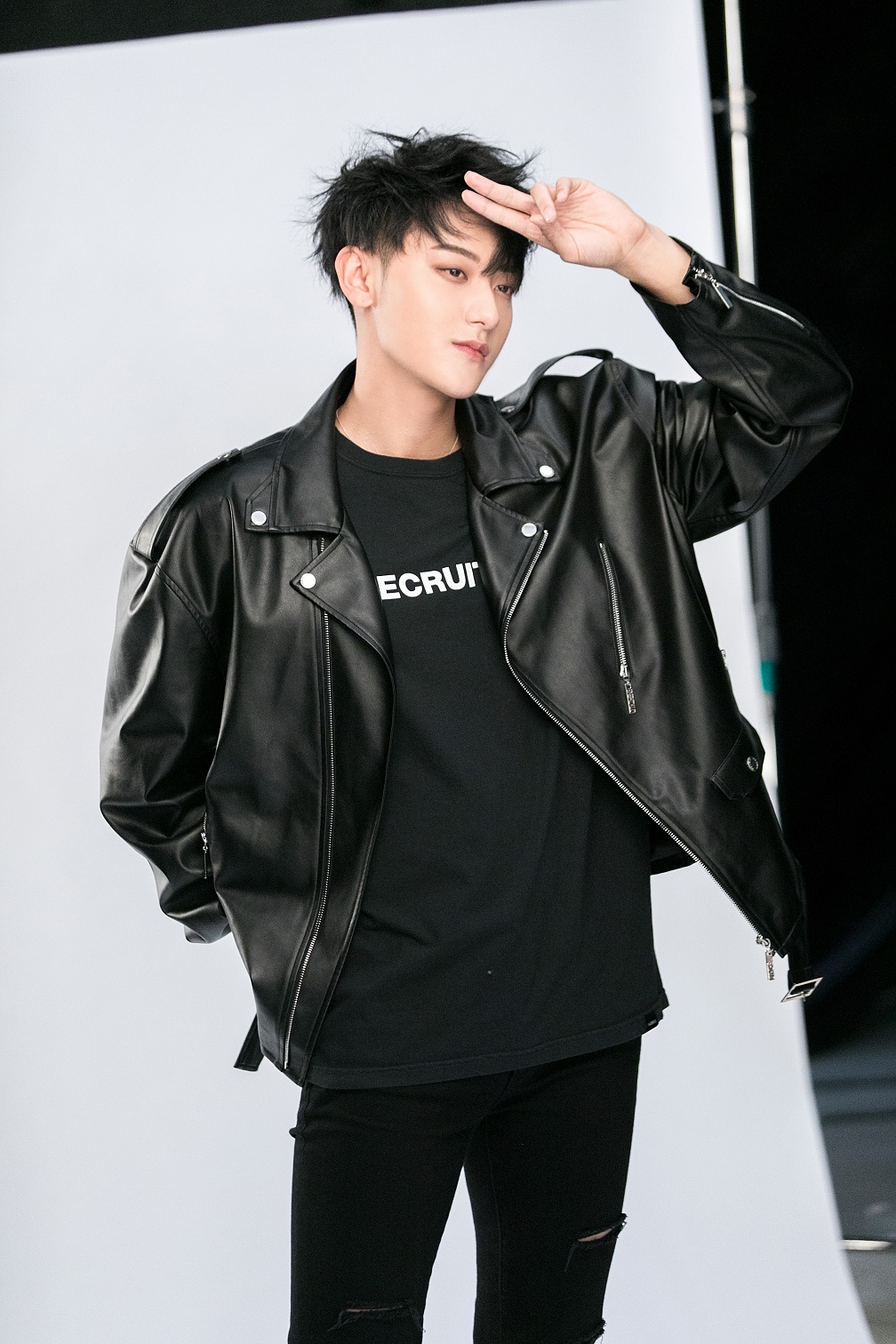 硬朗风黄子韬完美演绎机车皮衣质感升级