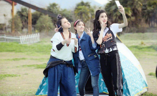 小编搜索了一下她参加的综艺，一共有6档，看上去是不是不太多。