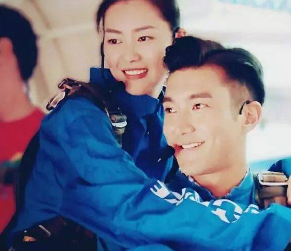 而且奚梦瑶和赌王之子何猷君两人的感情三番五次上热搜，更给了大众猜想和发挥的余地。