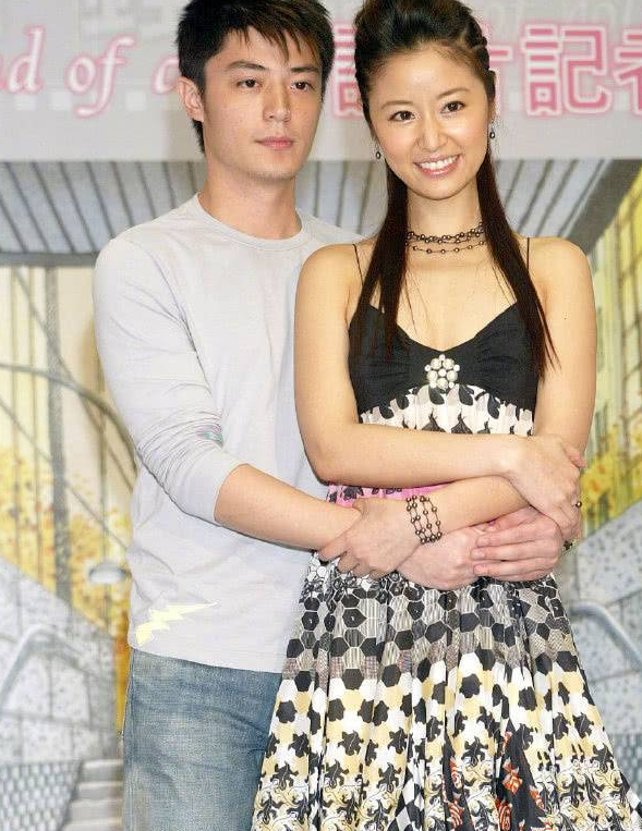 在宣传的过程中，霍建华从背后环抱住林心如，林心如则紧握霍建华的手，露出了灿烂的笑容。