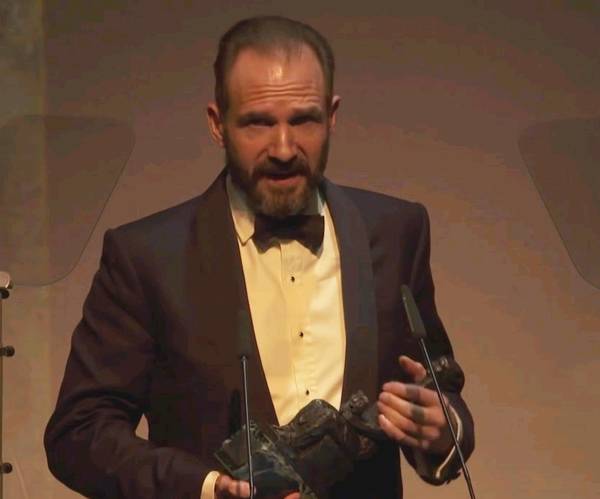 拉尔夫费因斯曾饰演过经典反派人物“伏地魔”以及《辛德勒的名单》中来自德国的军官。