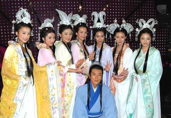 其实这部剧里除了女主黄圣依还有许多的美女。