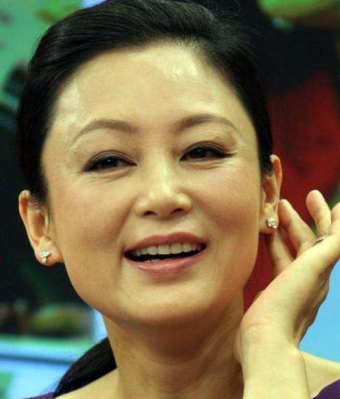 美人迟暮50岁陈红满脸皱纹50岁萧蔷脸僵她47岁却越老越美