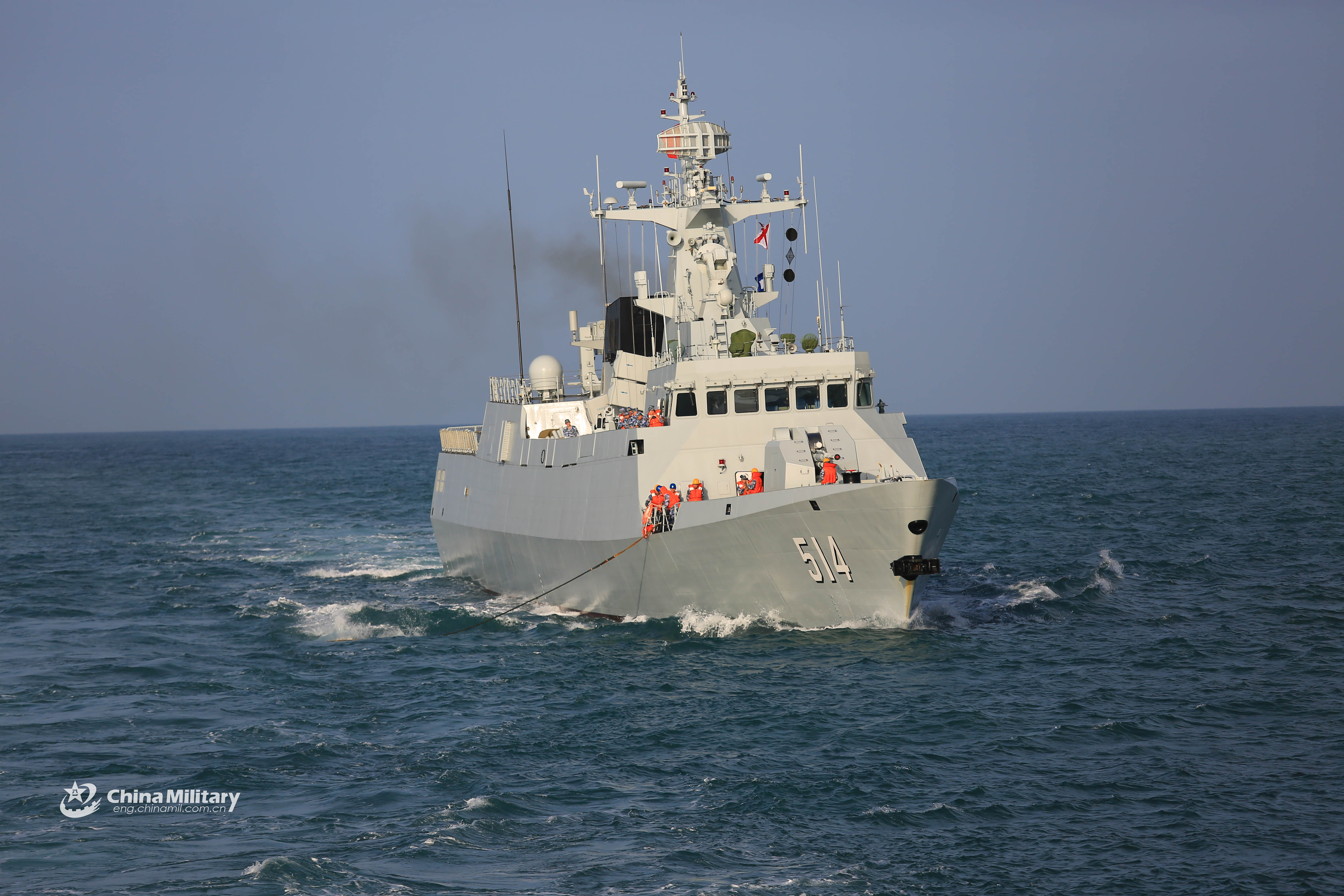 据军网英文版发布的图片显示,中国海军多艘056型轻型护卫舰进行攻击
