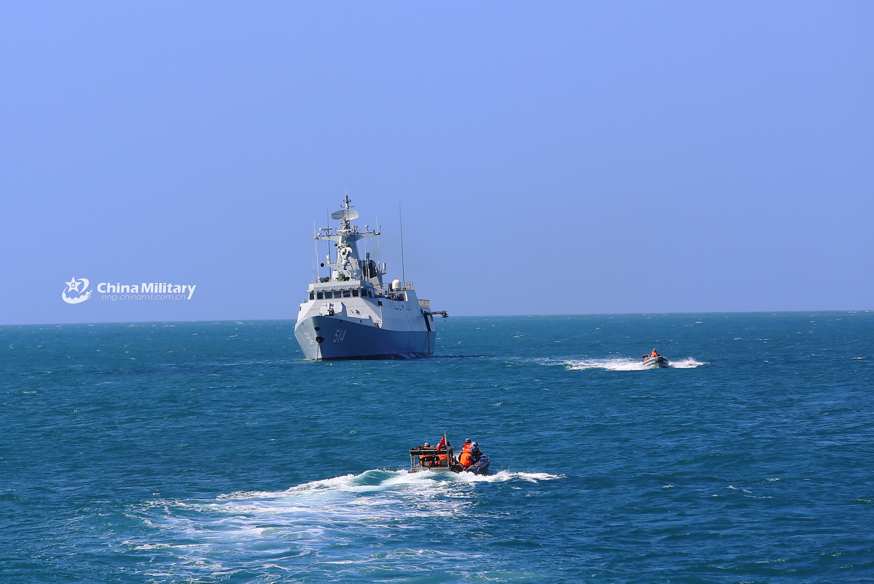 5 056舰海上举行演练 启动主炮发射炮弹