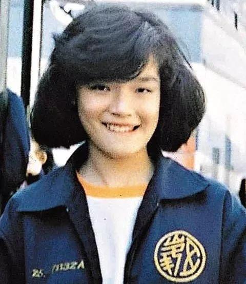 舒淇罕见青涩学生照，照片中舒淇面容清秀，笑容可爱迷人。