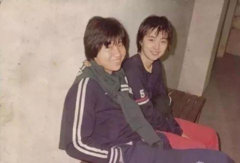 王祖贤国中时的照片，照片上王祖贤留着清新短发，身穿运动服，笑容美丽， 天生是要做女神的样子~