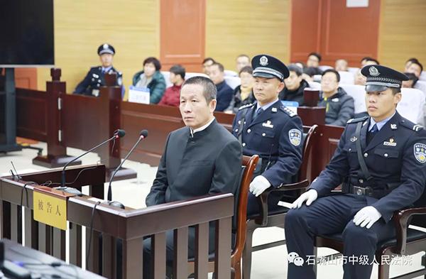 被告人杨银学在法庭上受审