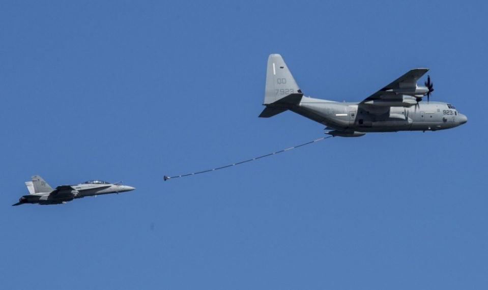 资料图：F/A-18D大黄蜂战机和KC-130J空中加油机模拟空中加油